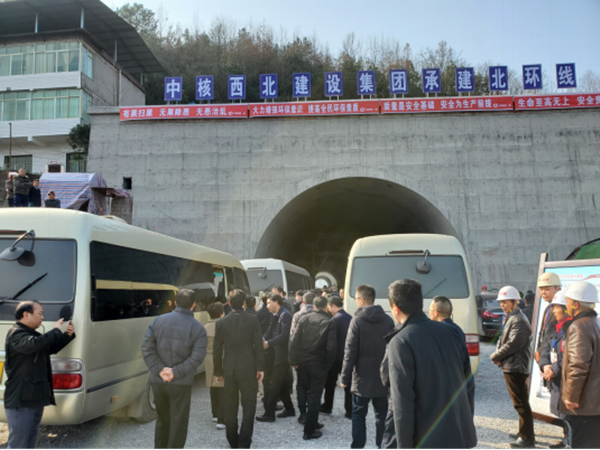 四川省巴中市第三輪交通大會(huì)戰(zhàn)檢查團(tuán)蒞臨南江G244線項(xiàng)目觀摩指導(dǎo)工作